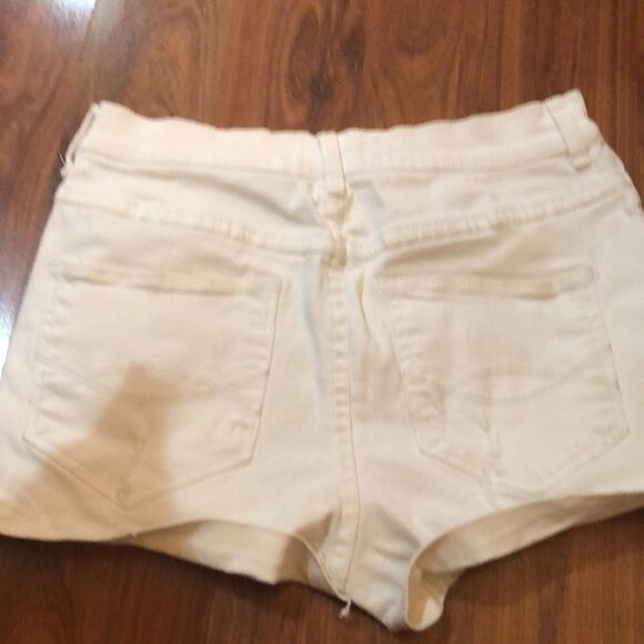 Abercrombie White high-rise short size 6 distressed - Picture 4 of 6